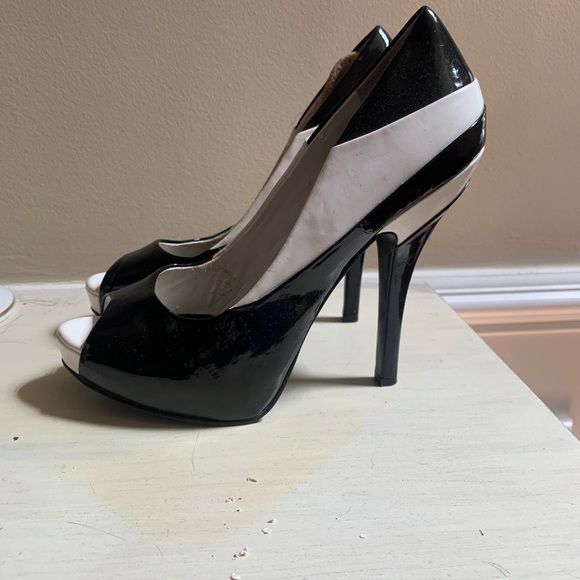 BCBG New w/o Box. Black white Patent Leather Heels 9.5 - Picture 1 of 5